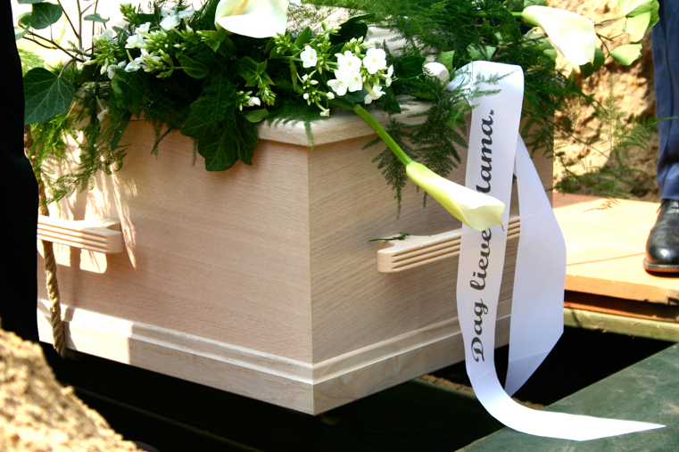 Kist met bloemen, begrafenis, graf