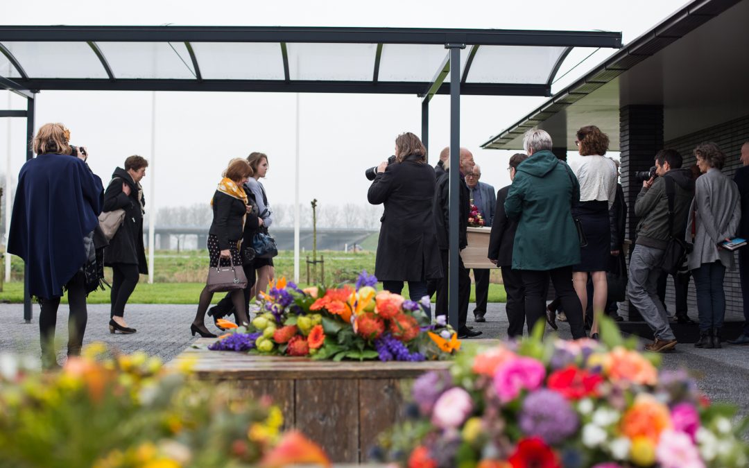 Foto’s van een uitvaart in scène