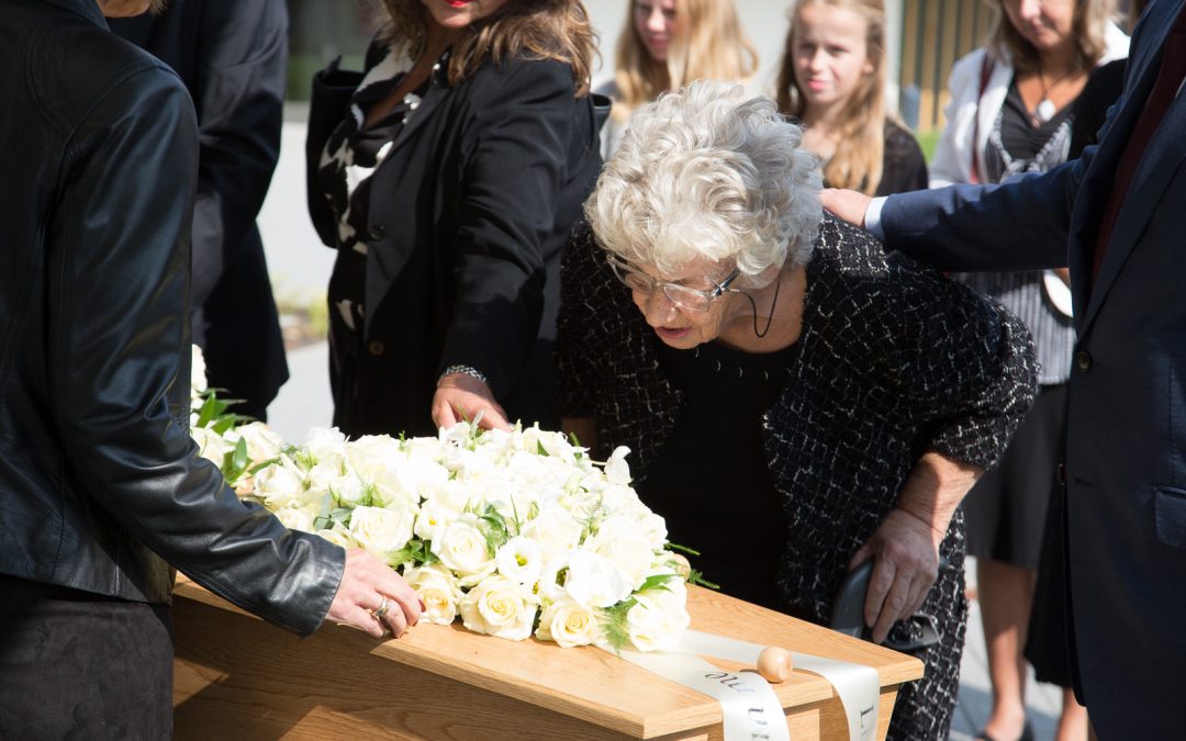 moeder bekijkt bloemen op de kist