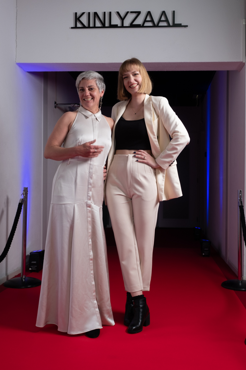 Boukje Canaan met Marije van der Hoeven op de rode loper. Foto ©Josine Klaasen
