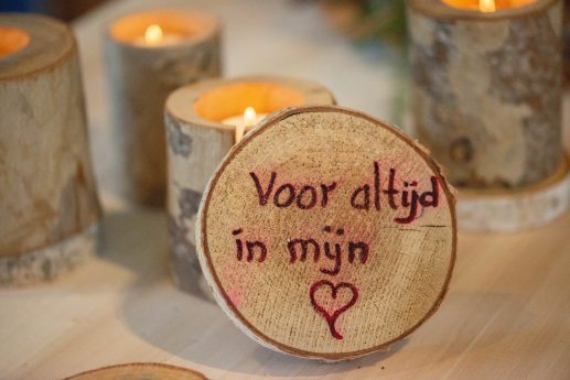 afscheidsmomenten Gekleurde kaartjes bij kindertekening met de tekst Rust zacht opa, waar een jongetje bij staat