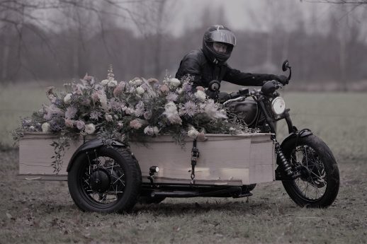 Leny_1 Handen die de handen van een overledene in de kist voor het sluiten vasthouden.