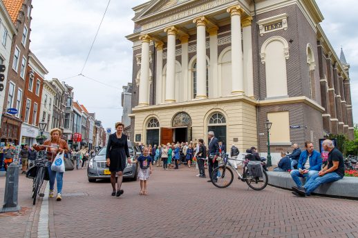 Een jongetje kijkt net over de rand en helpt met het sluiten van de kist