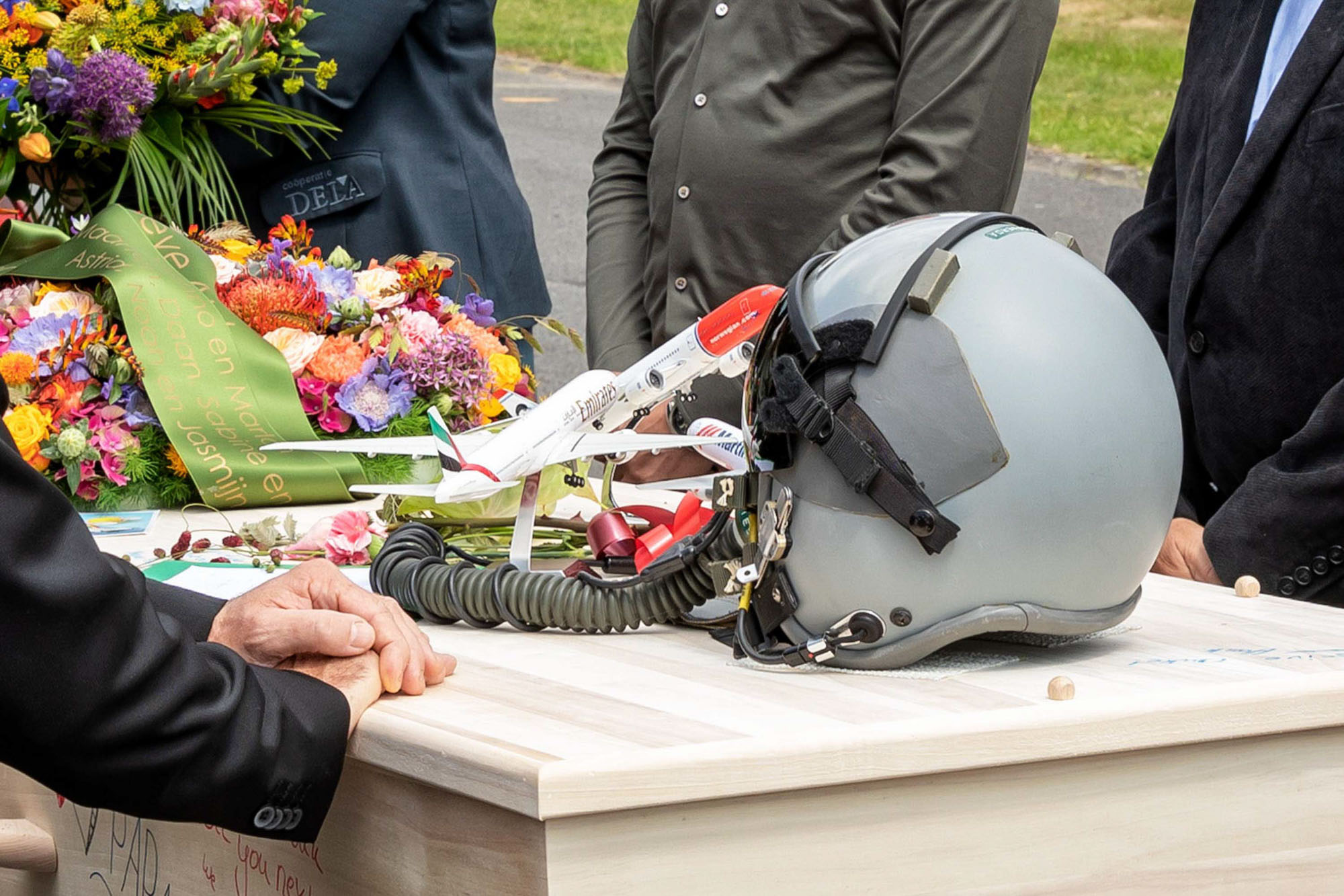 Gekleurde kaartjes bij kindertekening met de tekst Rust zacht opa, waar een jongetje bij staat