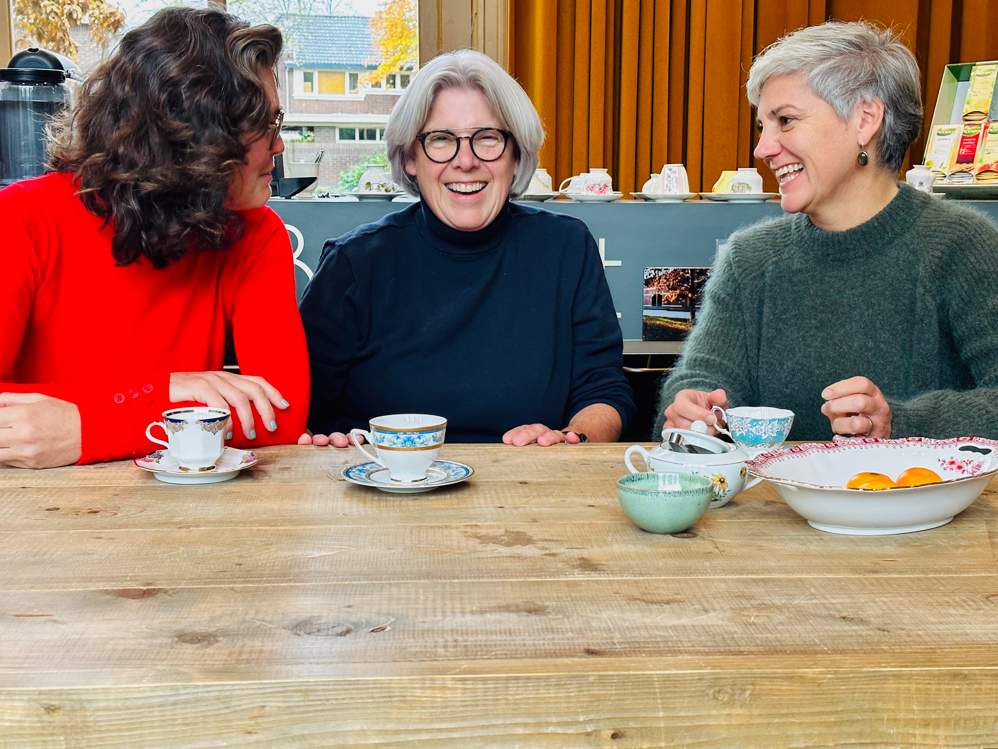 In de Huiskamer van Springer op Bosdrift kan koffie/thee gedronken worden. Renee Krijgsman en Boukje Canaan van Afscheidsmomenten spraken samen met directeur Anita van Loon (midden) over de samenwerking die ze aangingen.