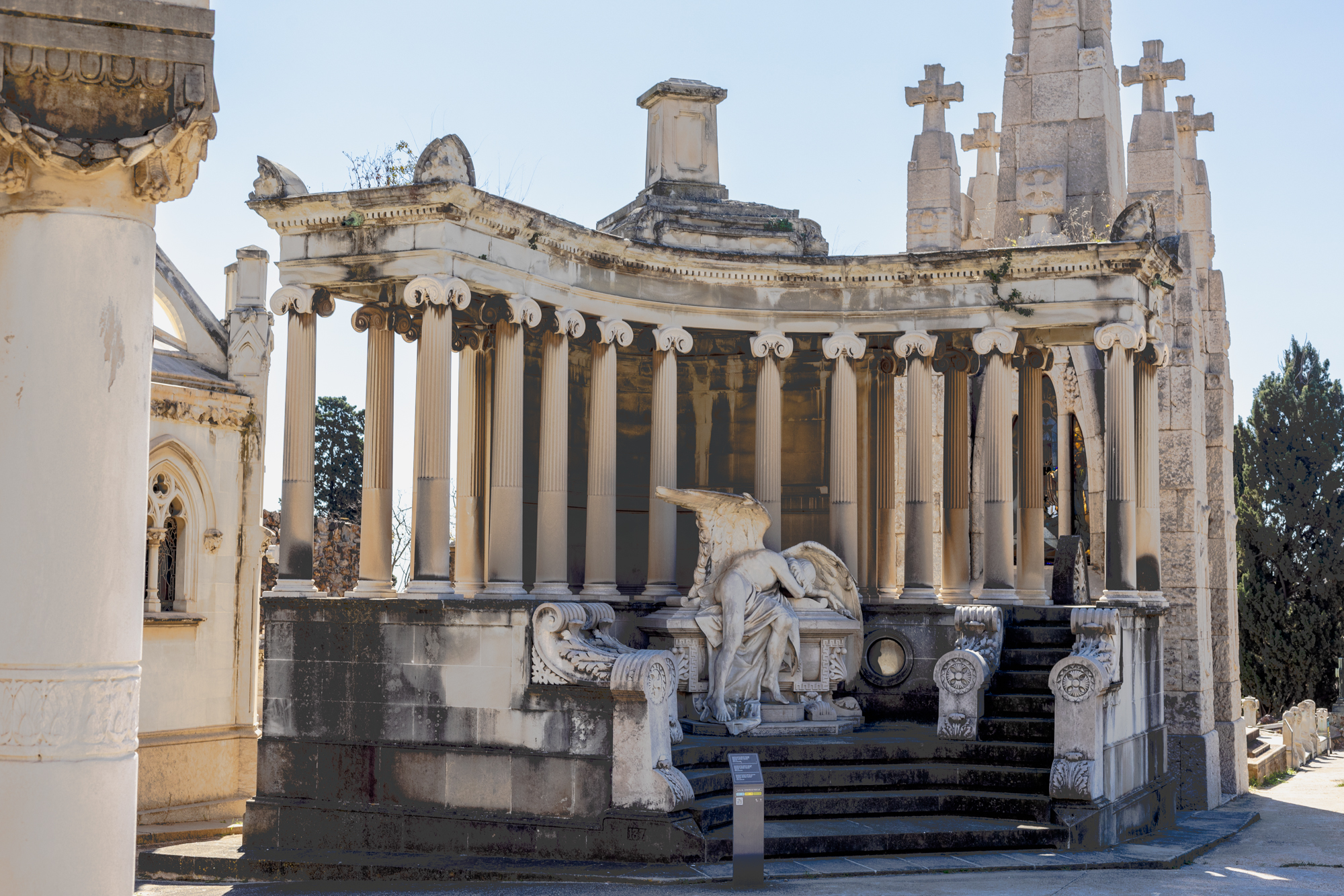 graf/pantheon van Augustus Urrutia Roldàn op begraafplaats Montjuic in Barcelona in Neo-klassieke stijl met treurende engel op sarcofaag